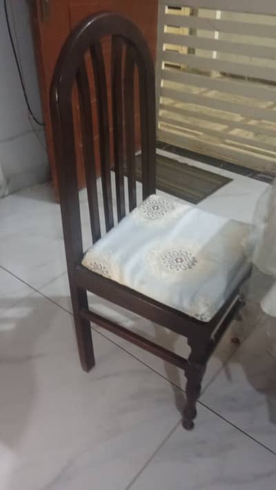 Round dinning table with chairs