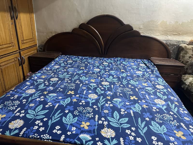 Bed, show case, Dressing Table 0