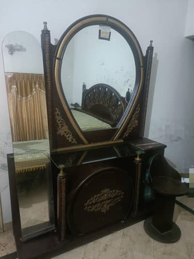 used furniture (bed sofa dressing table almari)