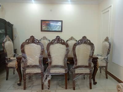 LBeautiful Luxury Dining Table Set in brand new condition for sale