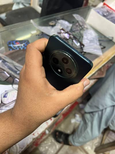 12 256 gb Hain 10 by 10 panel change hain but acha Wala with box only