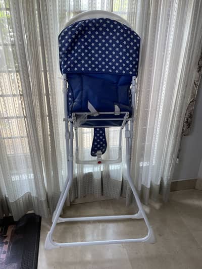 Tinnies baby chair slightly used. 9/10 condition