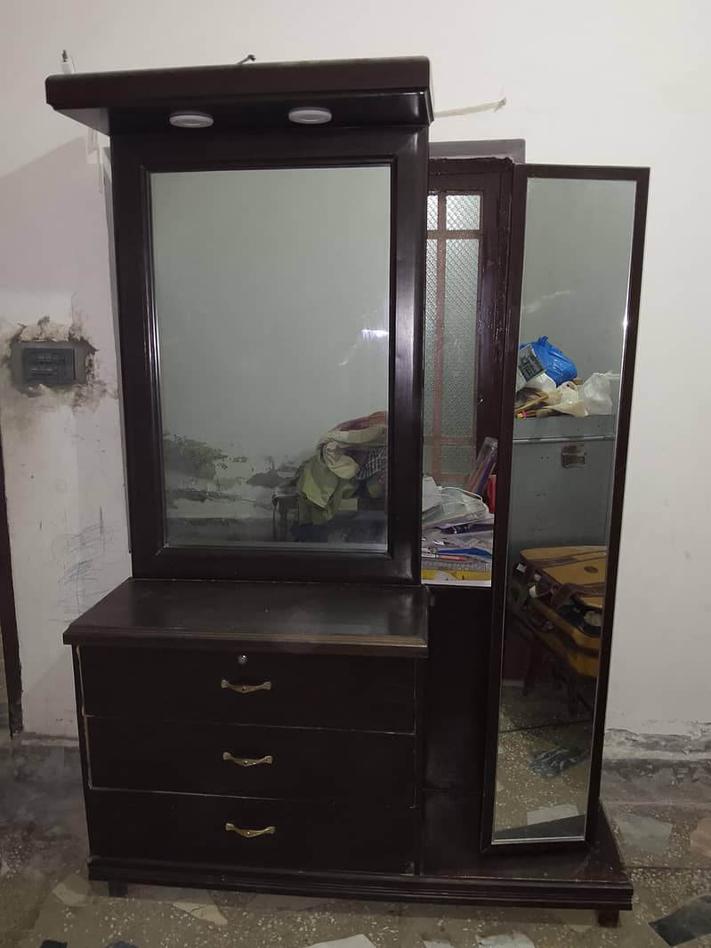 مضبوط لکڑی کی بنی ہوئی ڈریسنگ ٹیبل برائے فروخت ہے 1