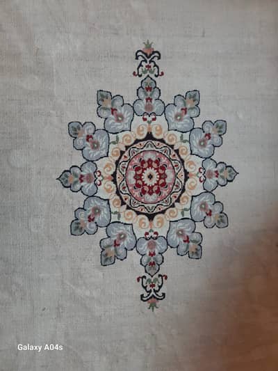 Elegant floral carpet - good condition