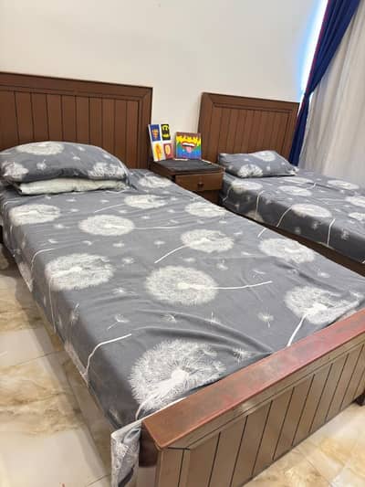 2 singel beds with one side table