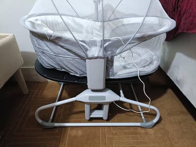 Mastela 4 in 1 Baby Bassinet & Swing - Used like New Baby Cot / Rocker