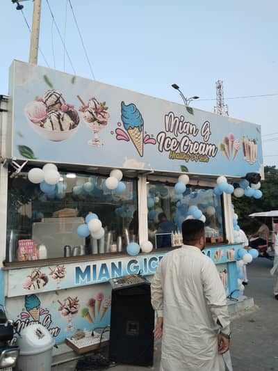 Ice cream maler and ice cream servers