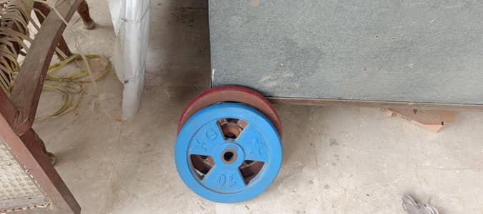 bench press with rode and two plates of 10 kg