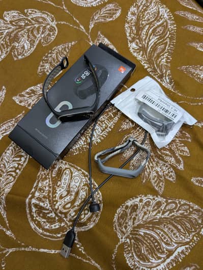 Mi band 6 in lush condition with 3 very cool unique straps