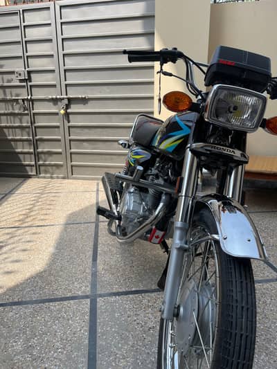 Like a 0 meter bike no any fault All oky black colour