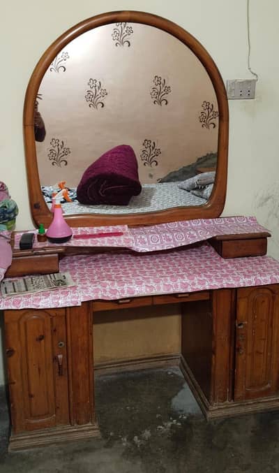 Solid Dayyar Wood Dressing Table with Storage
