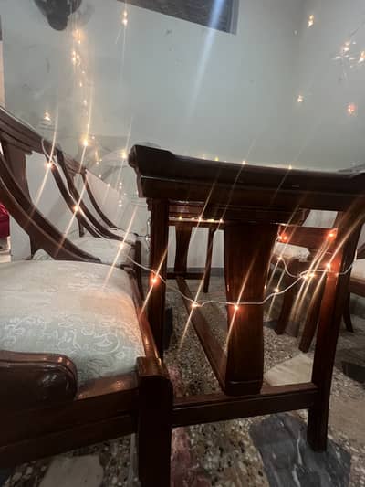 6-seater classic style dining set.