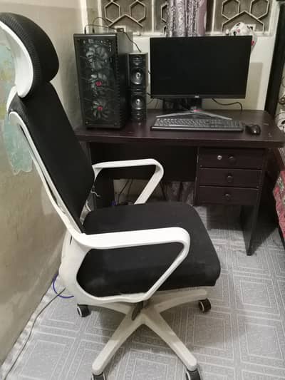 “Ergonomic Office Chair with Headrest – Excellent Condition – 15,000”