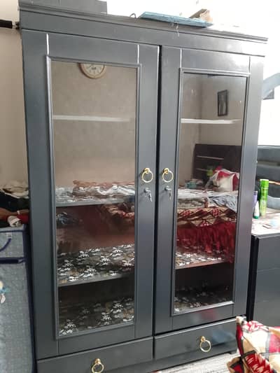 showcase in good condition used for only 1 year