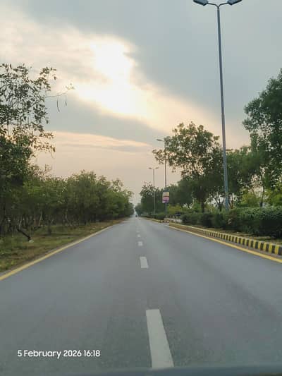 driver require in Regi Model Town