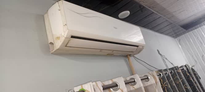 Dewar py laga hwa hai chalo halat mai hai