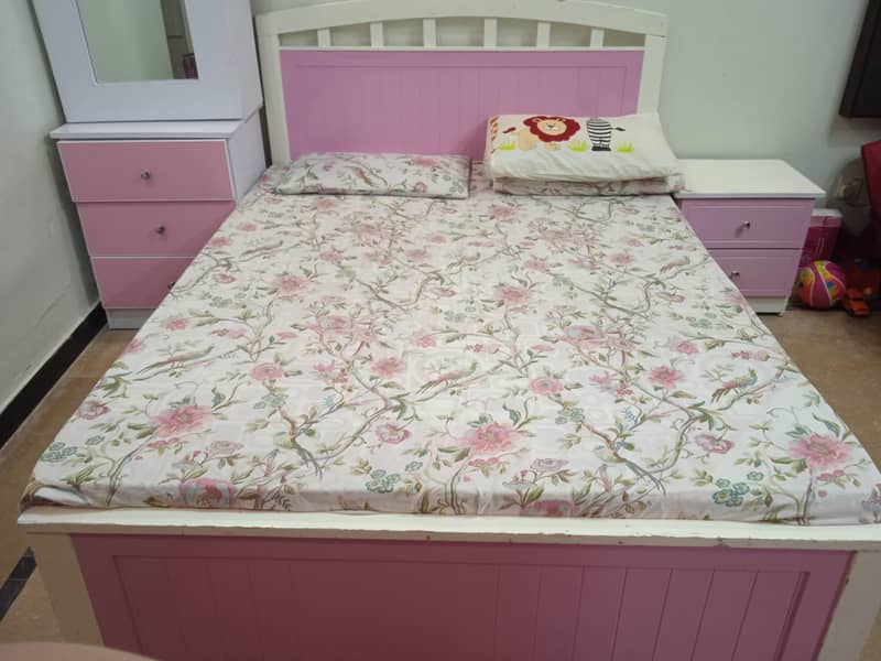 good condition bed set 1