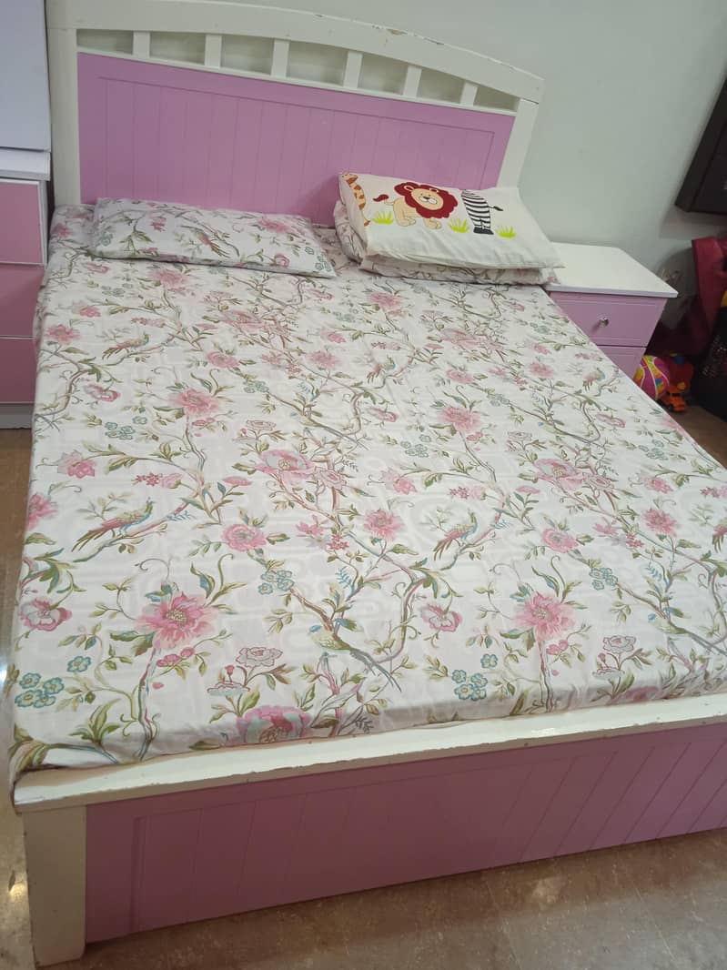 good condition bed set 2