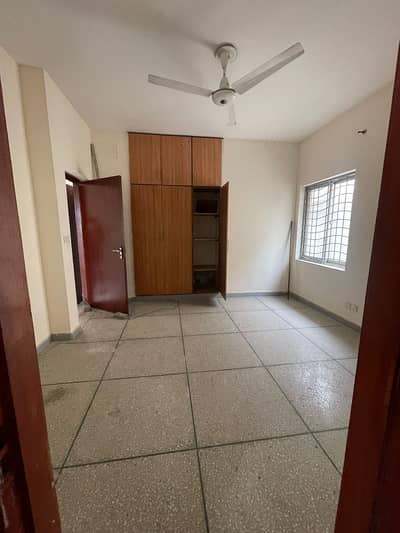 8 MARLA GROUND FLOOR AVAILABLE FOR RENT WITH GASS
