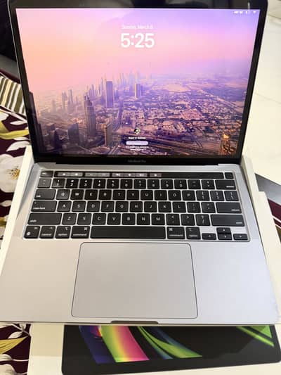 Macbook Pro M2  8GB 256 GB with touch bar