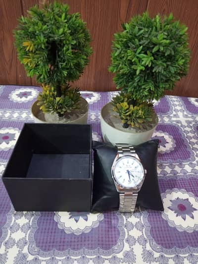 THIS WATCH GIVE A LOOK OF ROYAL WATCH