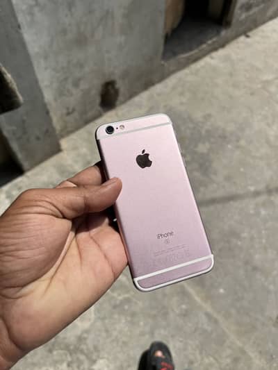 I phone 6s .  WhatsApp 03221662362