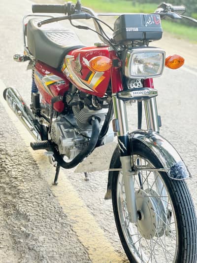Honda 125 24/25 model like new