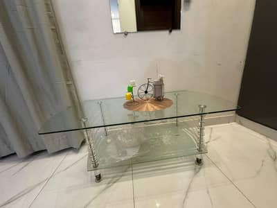 Glass table hai full neat and clean condition mein