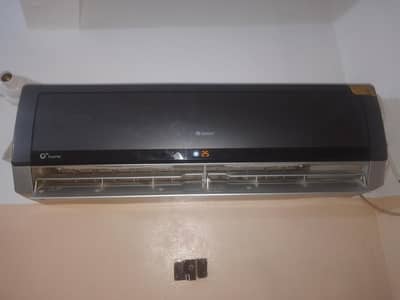 gree ac 1 ton saf suthra use hay.  03182323379. contact+watsap