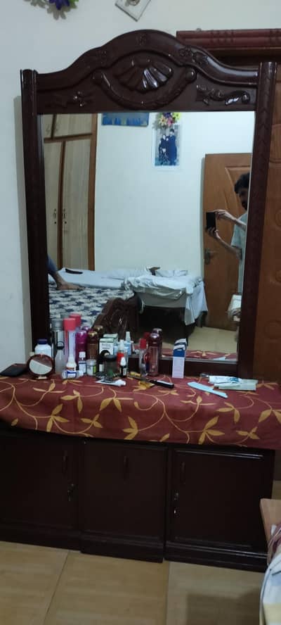 darasing table bilkul new hai use mai Lakin new pari huia haj