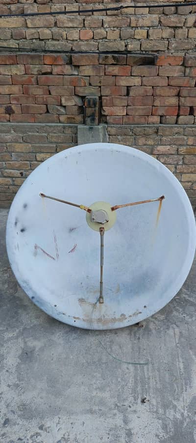 2 dishes for sale aik 4 foot he dosri 5 foot with LNB