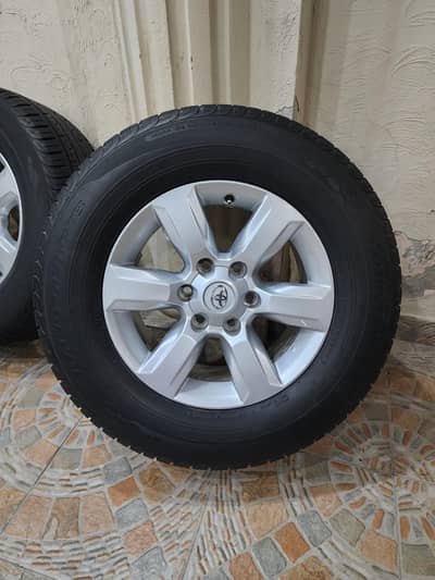 PRADO 17 INCH RIMS AND TYRES 265/65R17 very Good Condition