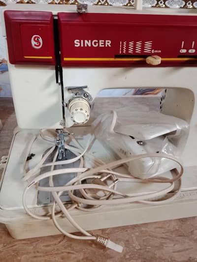 Singer Automatic Sewing Machine – Excellent Condition