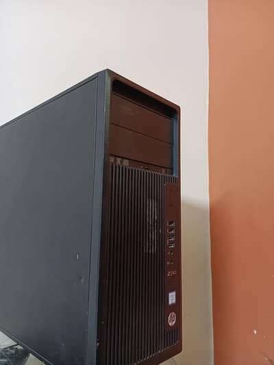 HP Z240 Tower PC - Dell Monitor