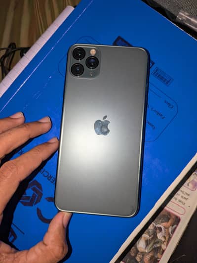 Iphone 11 pro max (64GB) + 18 watt charger orignal