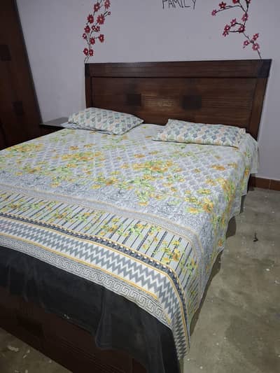 king size bed with matress and 2 side tables