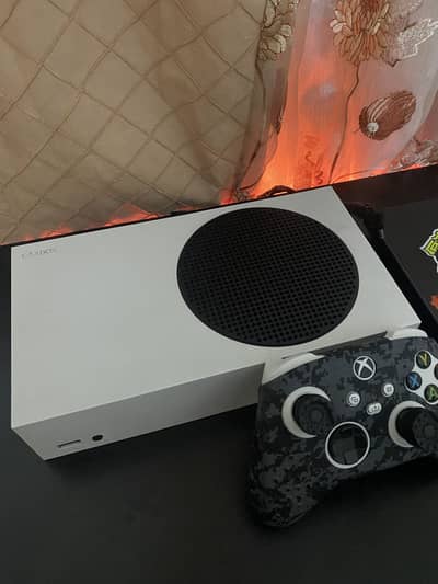 Xbox Series S - brand new (with box]