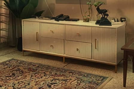 * Vintage White Wooden Console with 2 Doors & 4 Drawers