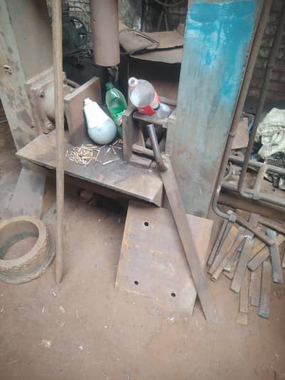 hydraulic moulding machine