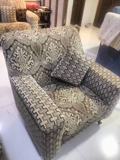 5 SITTER SOFA SET  IN GOOD CONDITION FOR SALE