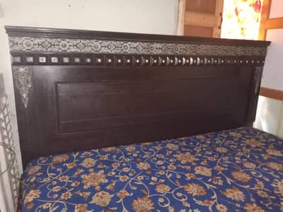 almari aur bed 6 Bai 6:30 ka hai bagair matress ke