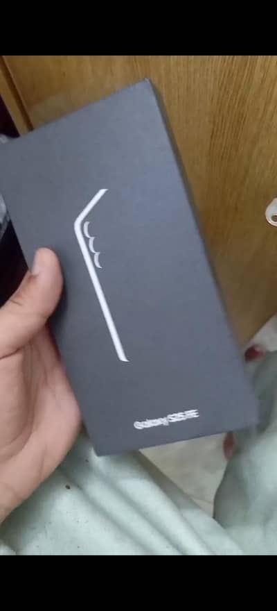 Samsung galaxy S25fe sealed box packed 256gb non active packed
