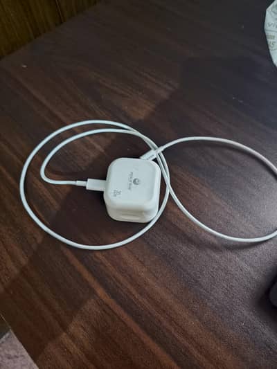 iphone charger fast 3500 ka lya tha 1 month use 1500 ka. mil jayga