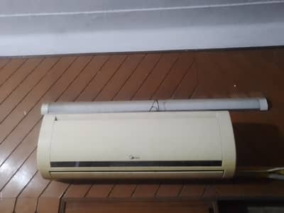 Midea 1 ton Ac in Good condition with all accessories
