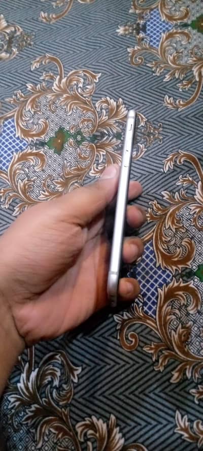 Mobile iPhone 6s saf condition me he all ok set