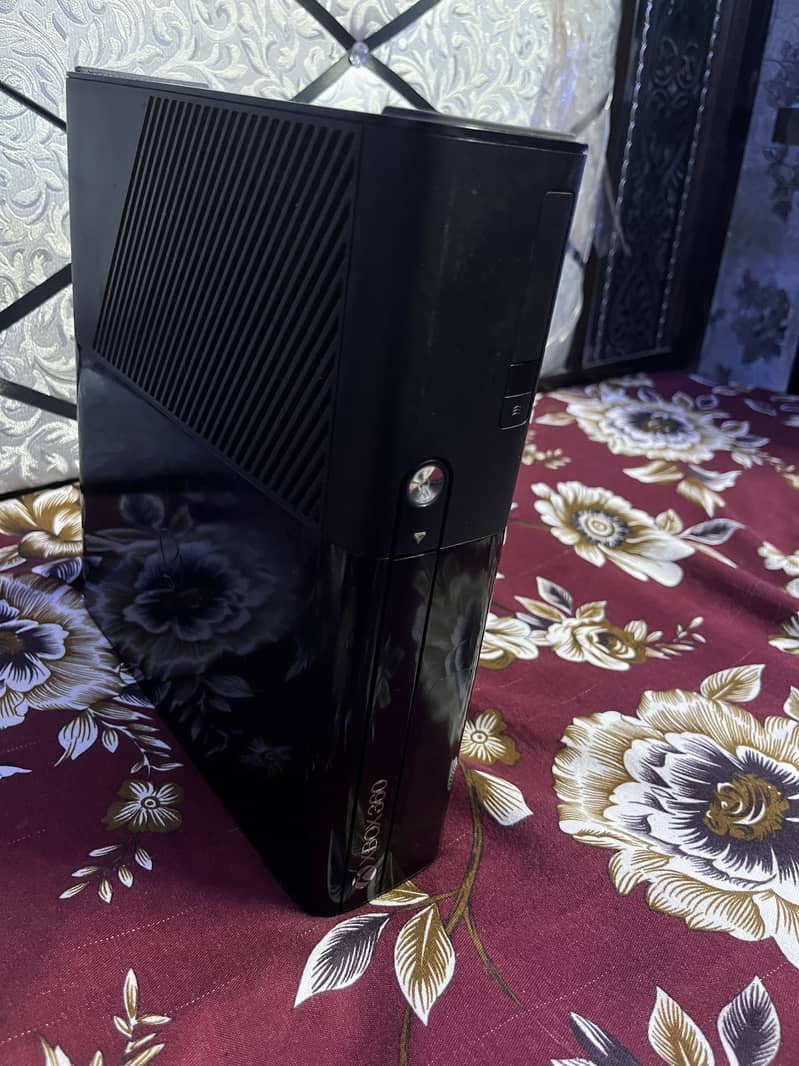 Xbox 360 E-slim 1
