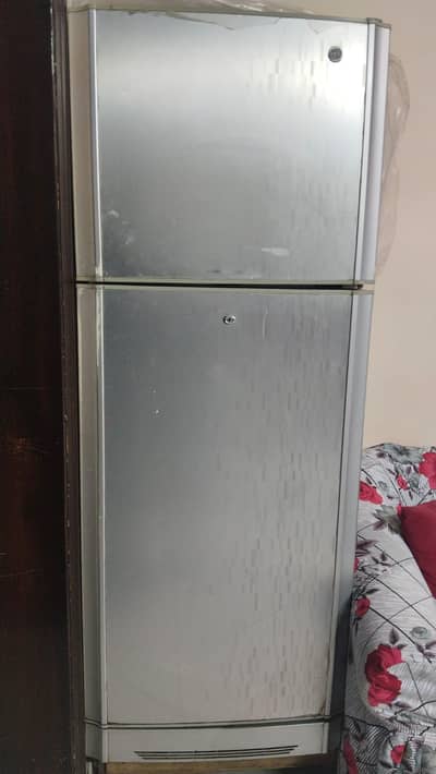 refrigerator in very good condition all genunine parts 10/10 condition