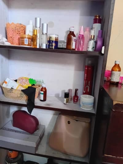 dressing table used in good condition