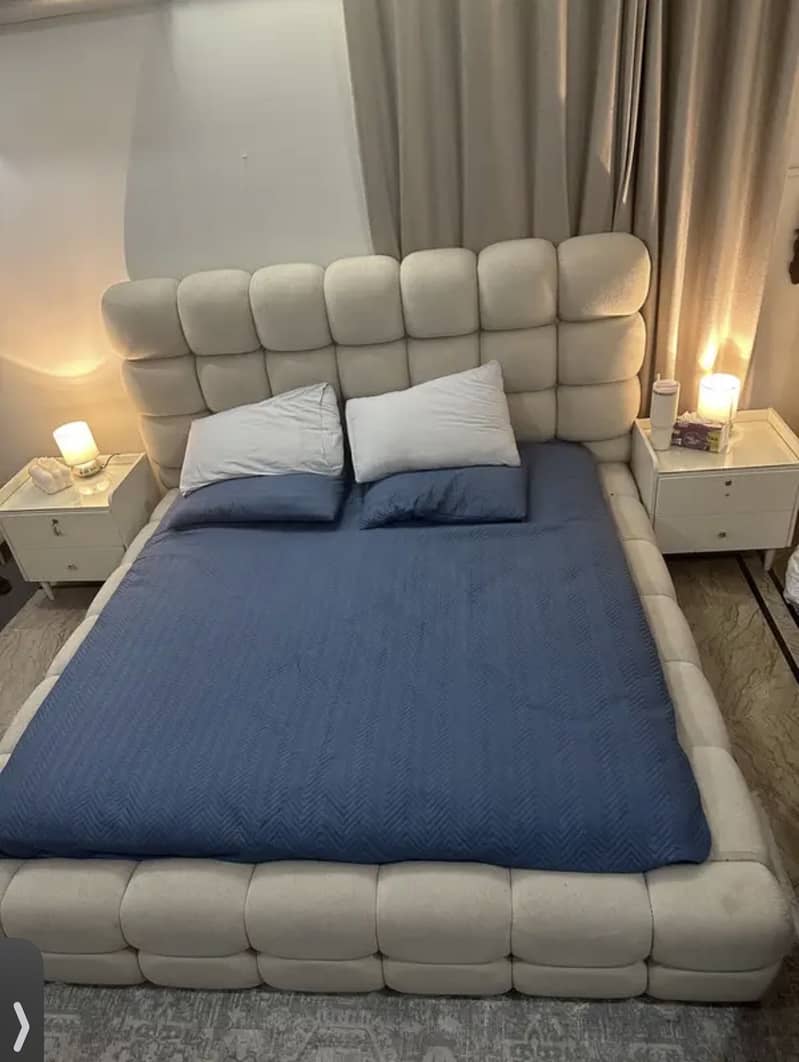 Bubble bed with side table 1