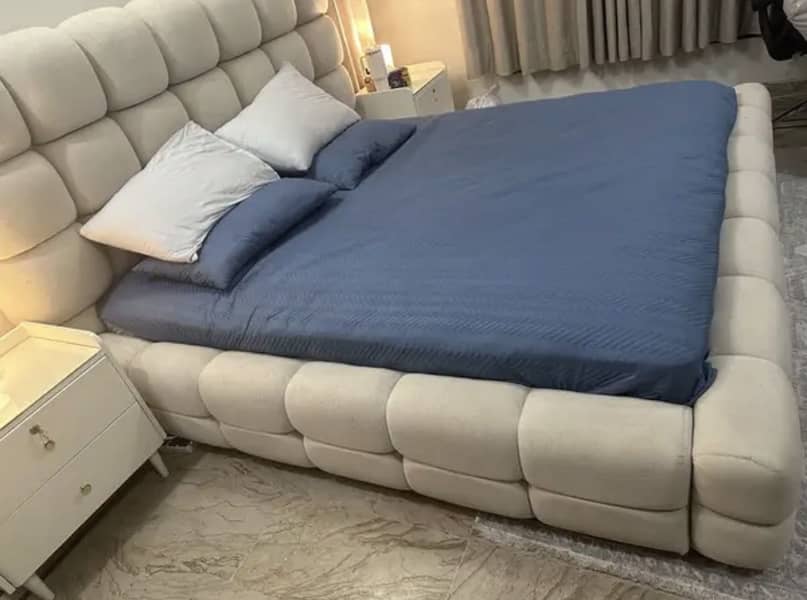 Bubble bed with side table 3